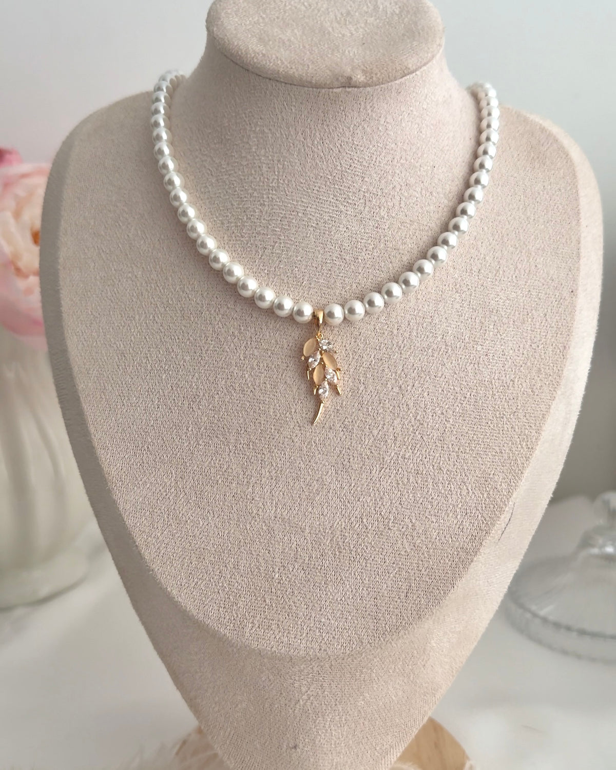 Parure Blanche Feuille Dorée – Collier & Boucles Faits Main