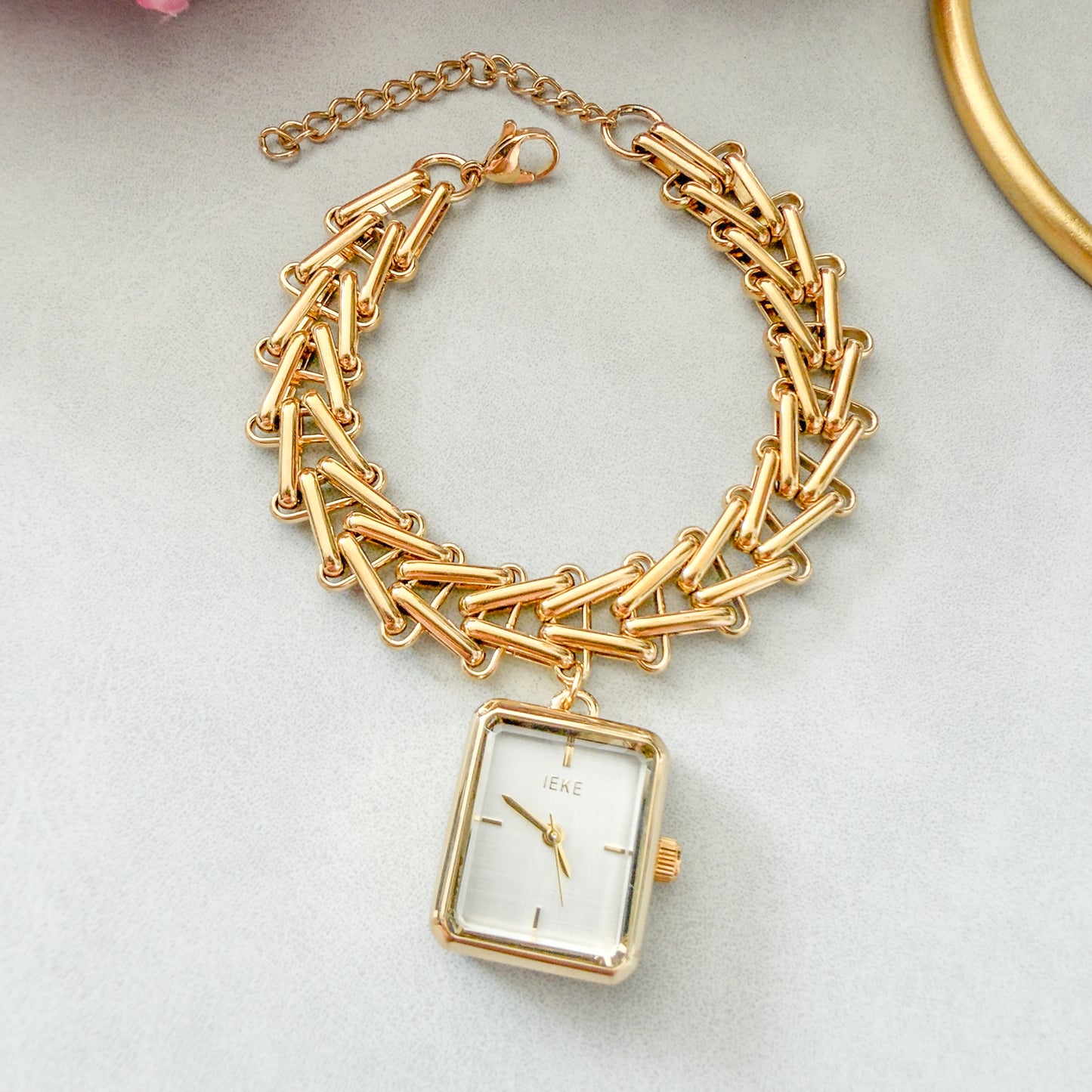 Montre bracelet IEKE doré