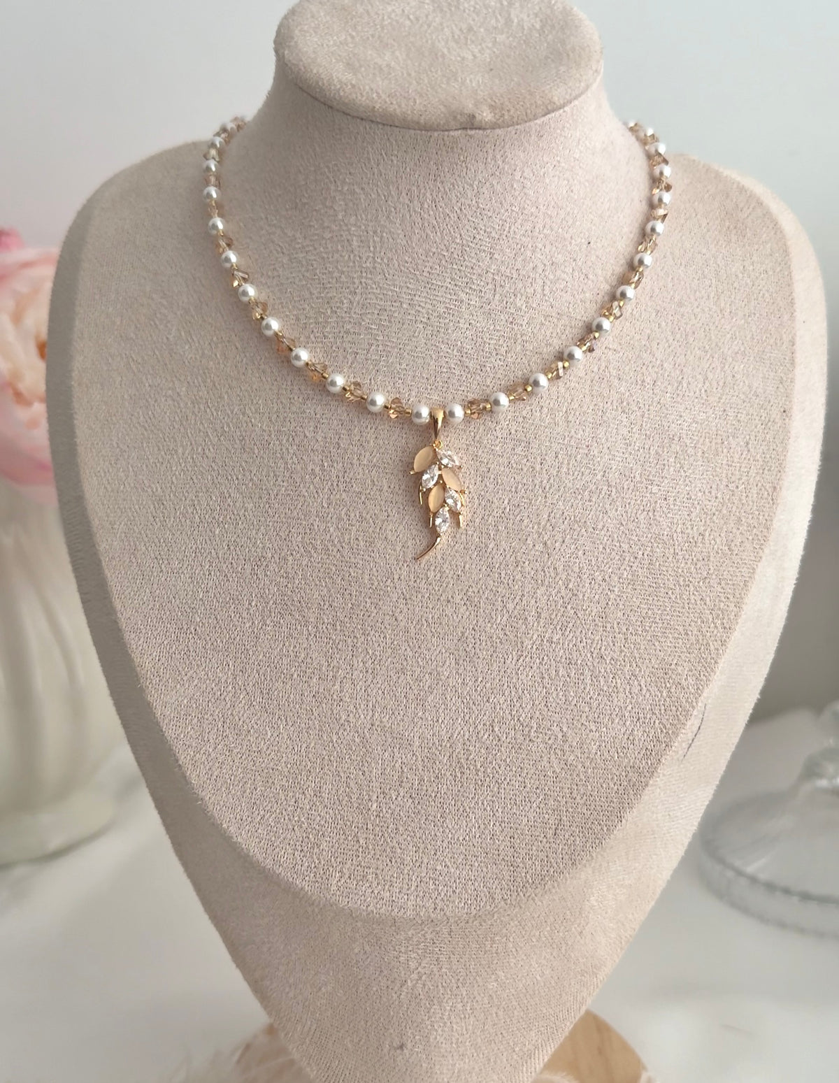 Parure Blanche et Dorée – Collier & Boucles Faits Main