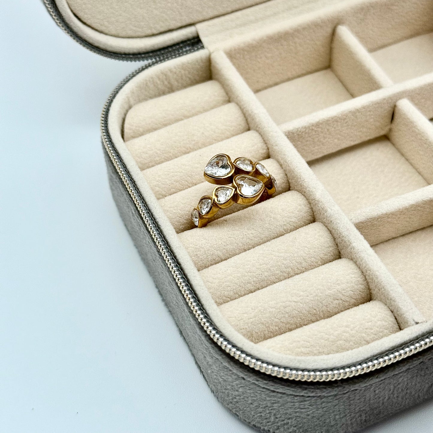 Bague multi-cœurs en acier inoxydable doré – Zircons brillants | Zahra Jewelry