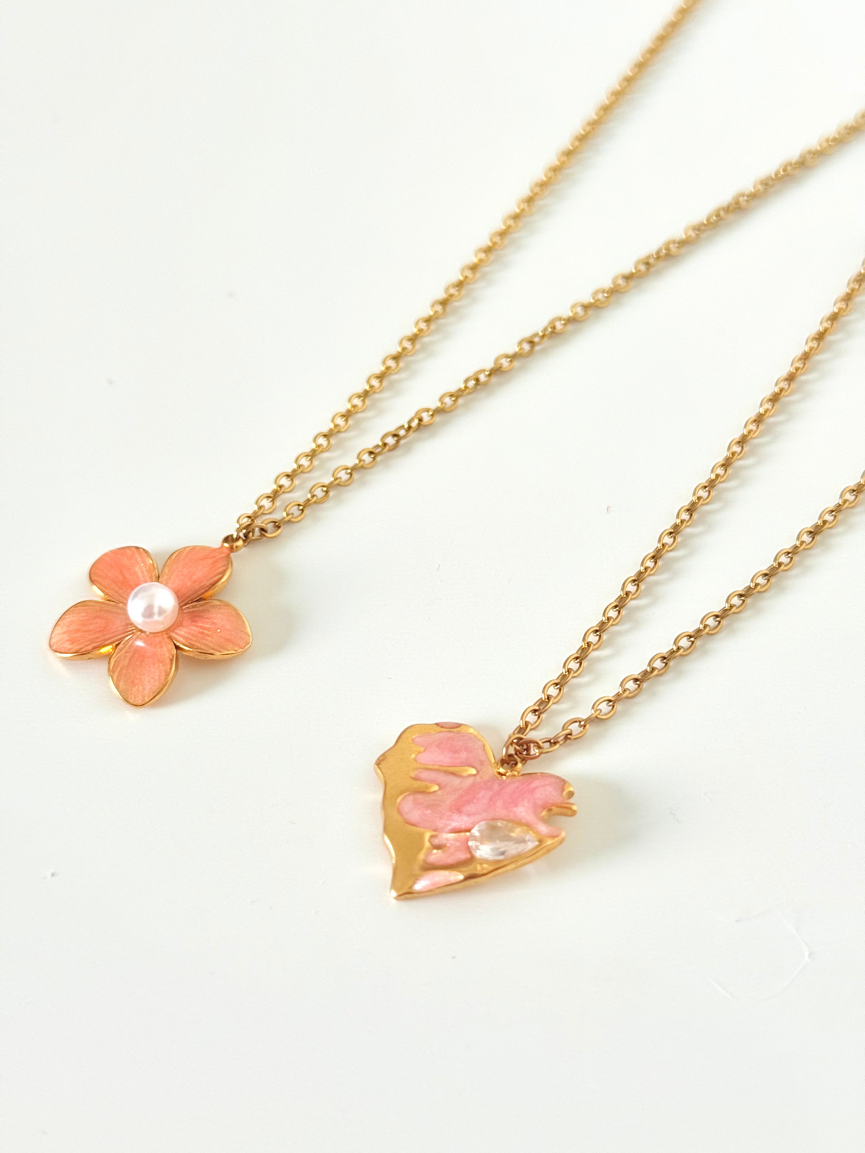 Collier Fleur Nacrée / Coeur Scintillant en Acier Inoxydable